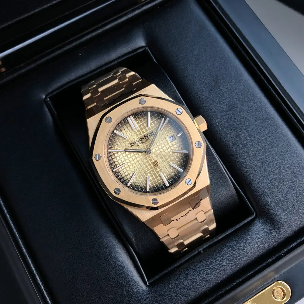 Audemars Piguet Men Royal Oak Jumbo Extra-Thin 39 mm in Smoked Yellow Gold (2)