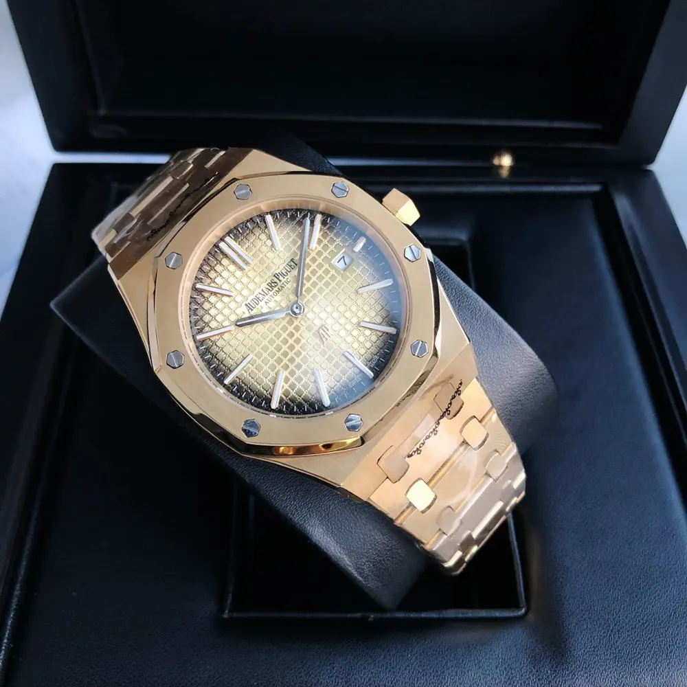 Audemars Piguet Men Royal Oak Jumbo Extra-Thin 39 mm in Smoked Yellow Gold (3)