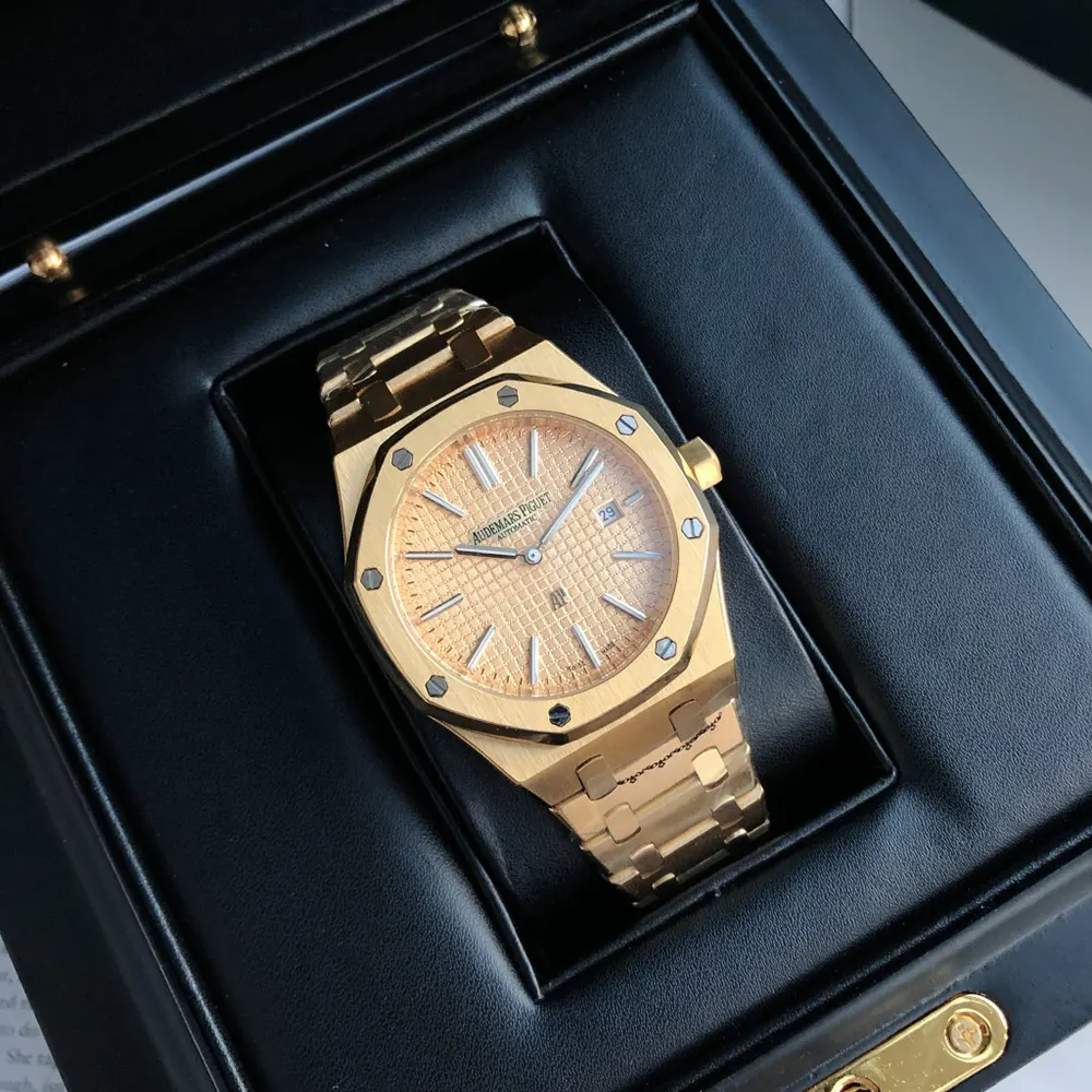 Audemars Piguet Men Royal Oak Jumbo Extra-Thin 39mm in 18K Yellow Gold (2)