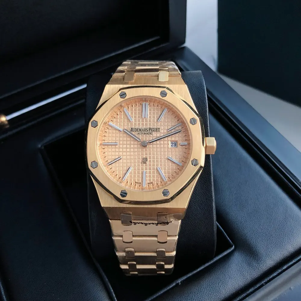 Audemars Piguet Men Royal Oak Jumbo Extra-Thin 39mm in 18K Yellow Gold (3)