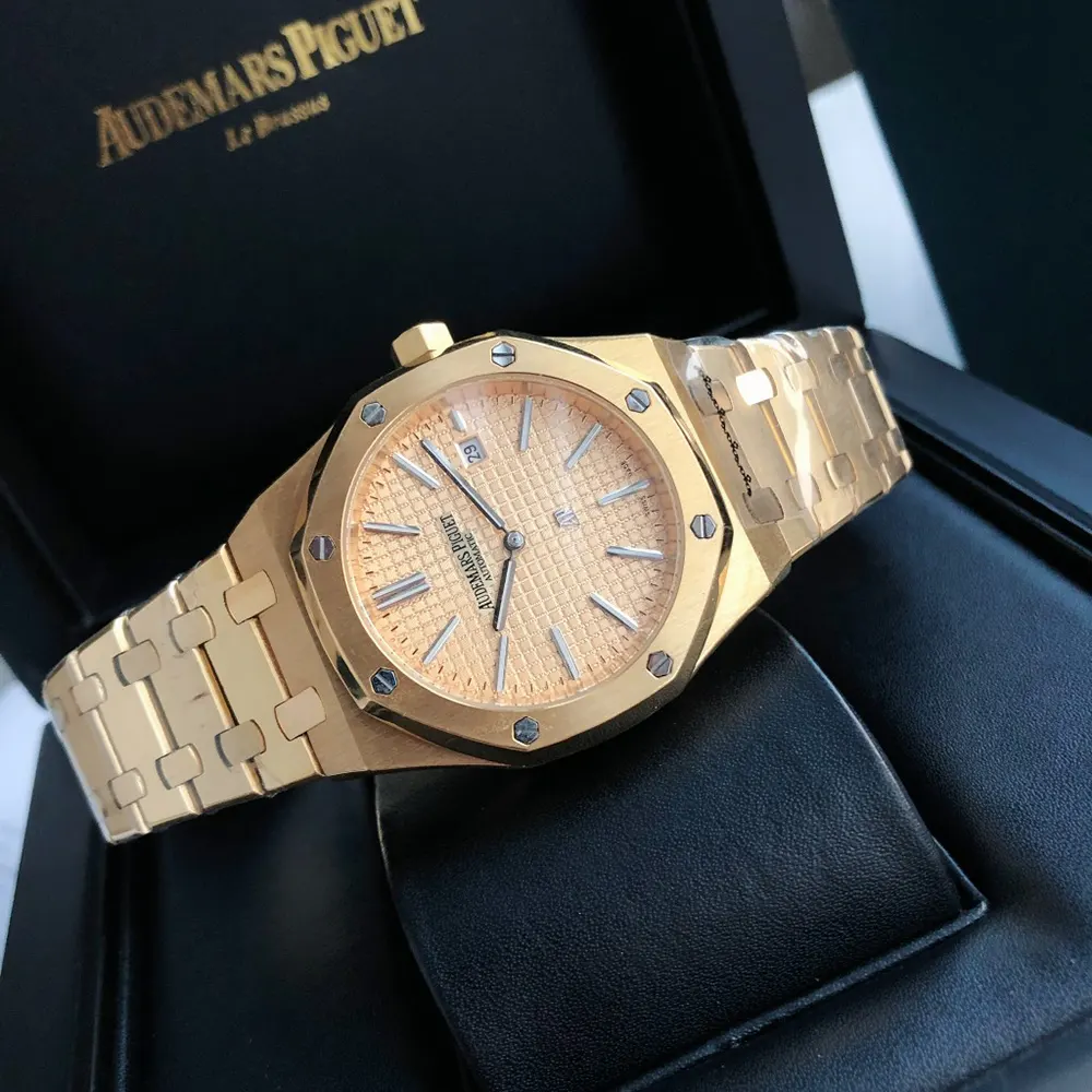 Audemars Piguet Men Royal Oak Jumbo Extra-Thin 39mm in 18K Yellow Gold (4)