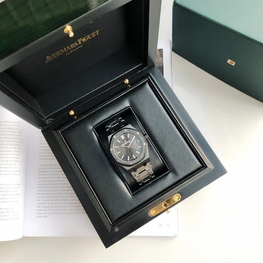 Audemars Piguet Men Royal Oak Selfwinding 34mm in Black Ceramic (2)