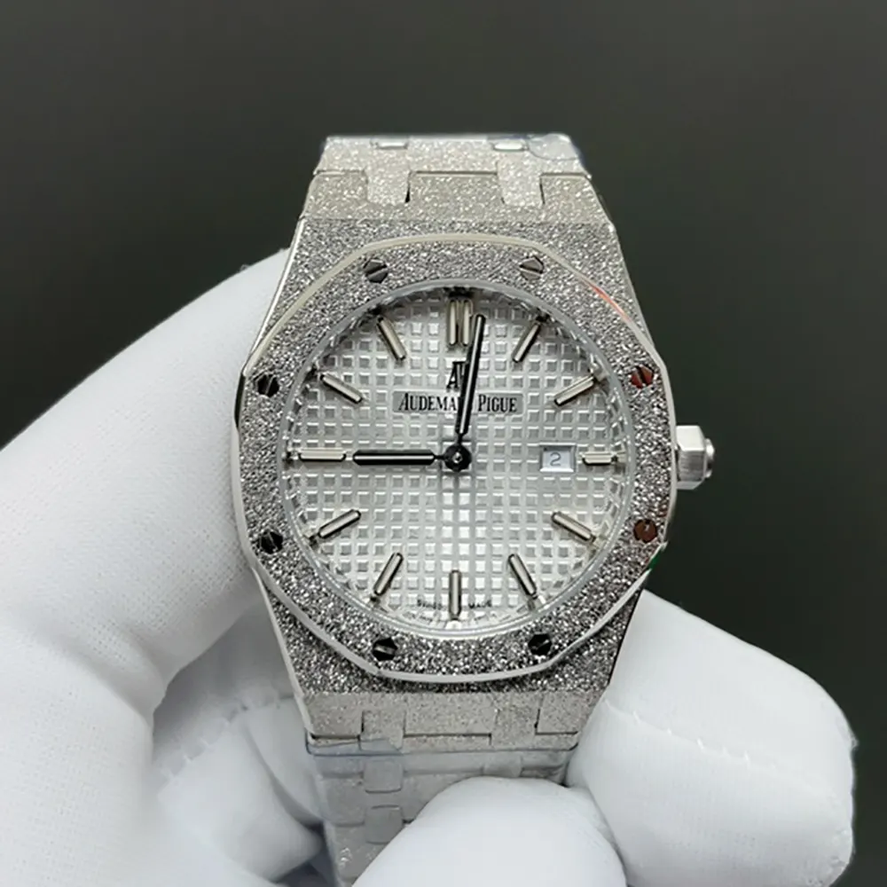 Audemars Piguet Women Royal Oak 33 mm in Frosted White Gold (2)