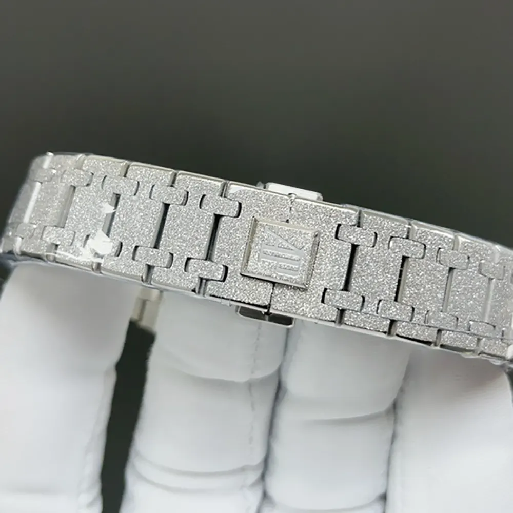 Audemars Piguet Women Royal Oak 33 mm in Frosted White Gold (7)