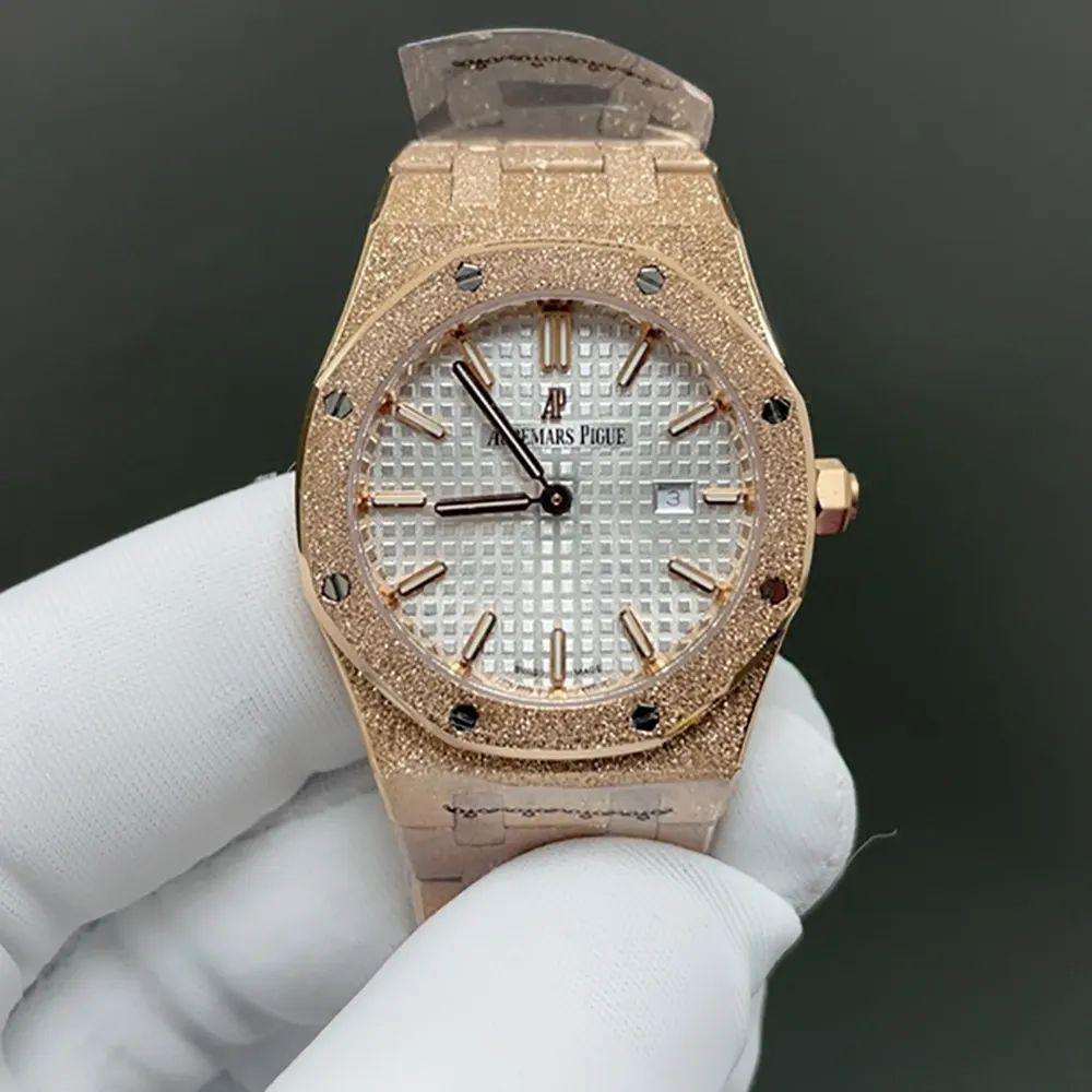 Audemars Piguet Women Royal Oak 33 mm in Rose Gold Matte (2)