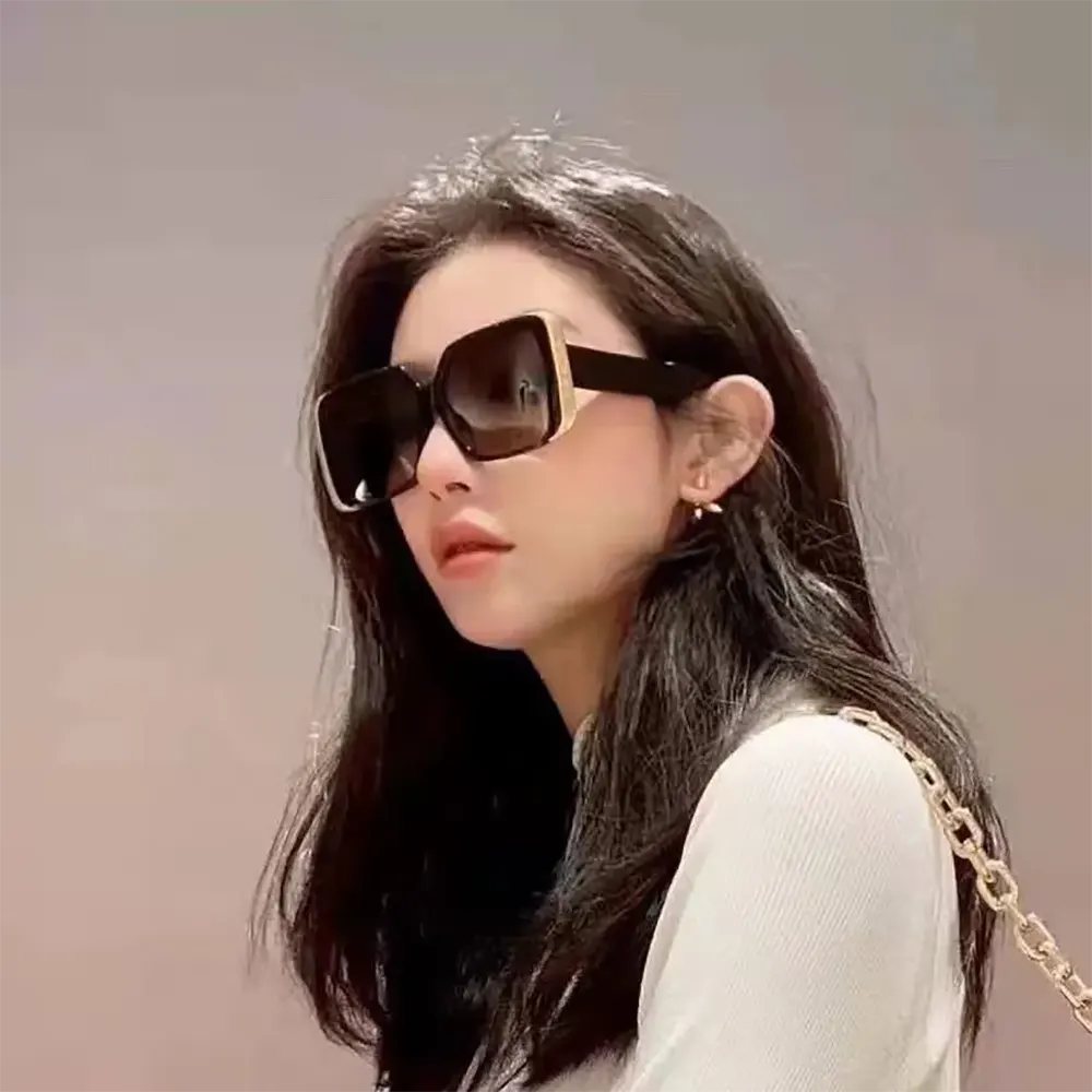 Louis Vuitton Unisex LV Moon Square Sunglasses-Black Z1664E (3)