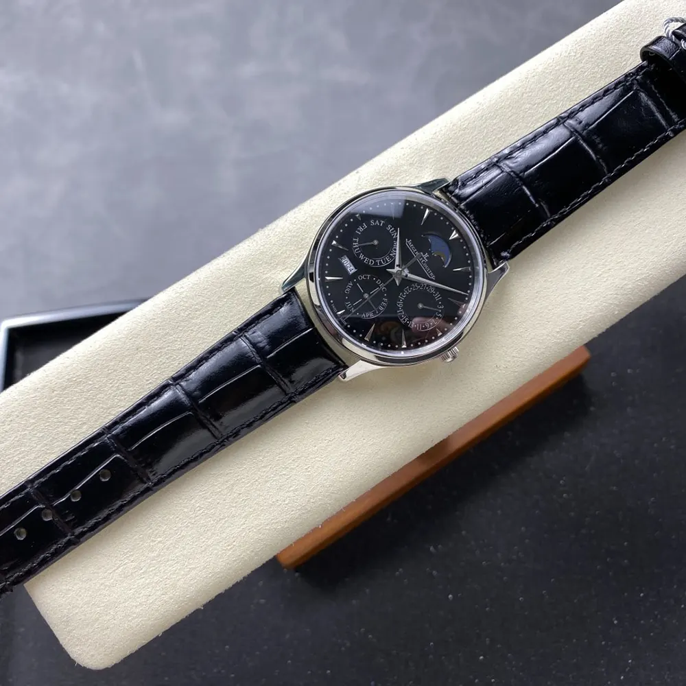 Jaeger-LeCoultre Men Master Ultra Thin Perpetual Calendar in Black (5)