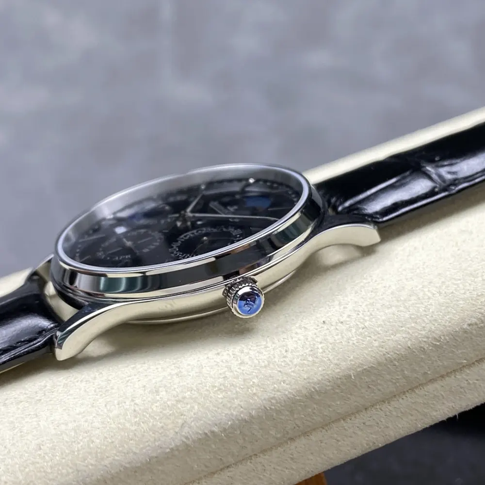 Jaeger-LeCoultre Men Master Ultra Thin Perpetual Calendar in Black (7)