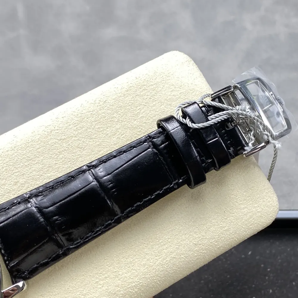 Jaeger-LeCoultre Men Master Ultra Thin Perpetual Calendar in Black (9)