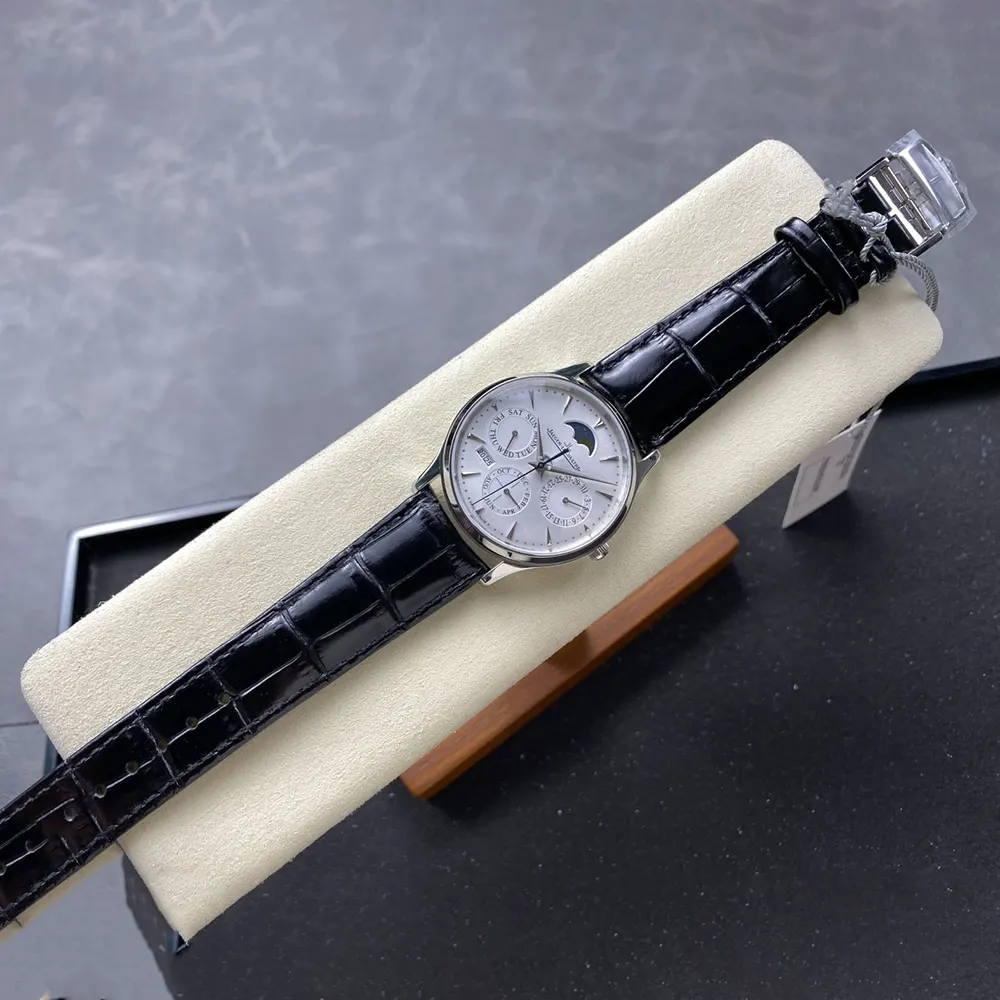 Jaeger-LeCoultre Men Master Ultra Thin Perpetual in Silvered Grey (5)