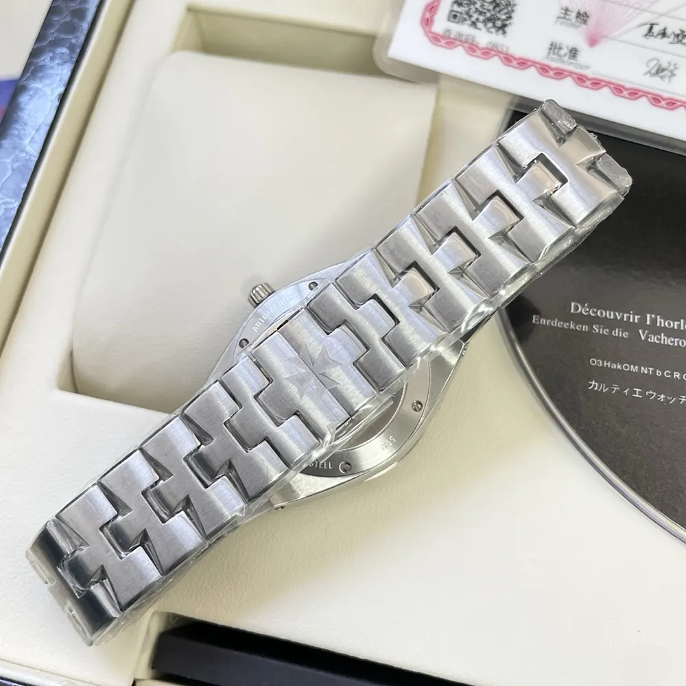 Vacheron Constantin Women Overseas Self-winding 33 mm Stainless steel and Denim Blue (8)